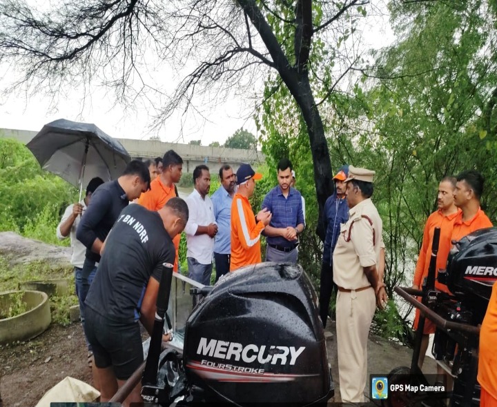 మహిళ కోసం గాలింపు చర్యలు చేపడుతున్న NDRF, అగ్నిమాపక శాఖ