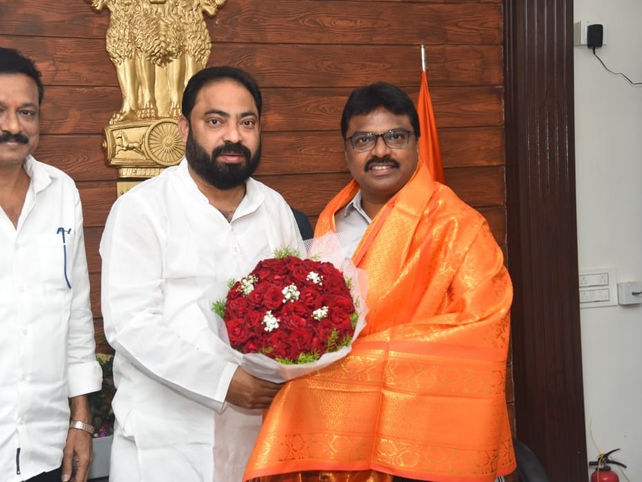 కలెక్టర్‌ను కలిసిన జనసేన అధ్యక్షుడు