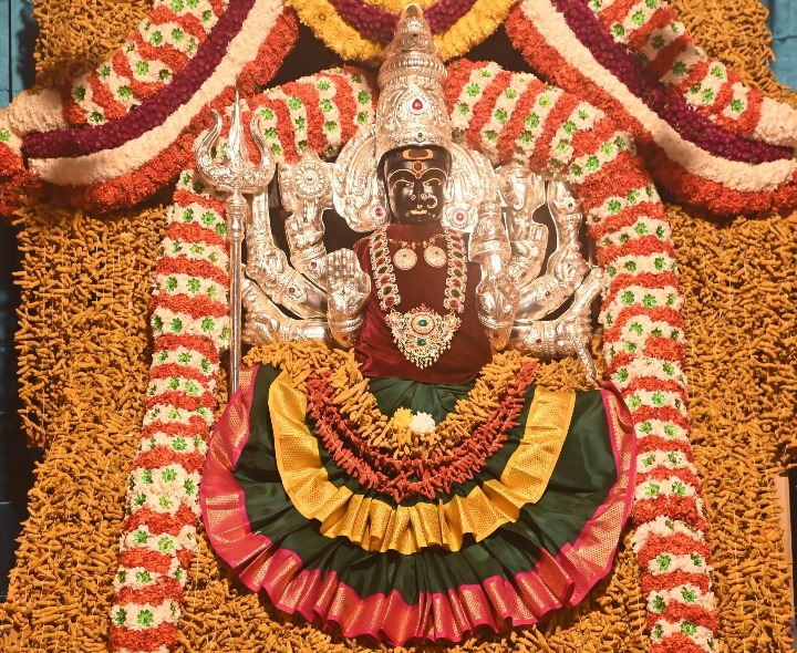గాయత్రి అవతారంలో దర్శనం ఇచ్చిన అమ్మవారు