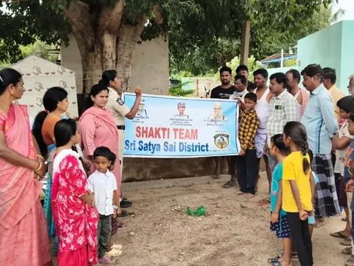 మహిళల భద్రతపై శక్తి టీం అవగాహన