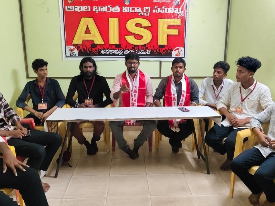 ‘క్లాసులు నిర్వహిస్తున్న స్కూల్స్‌పై చర్యలు తీసుకోవాలి’