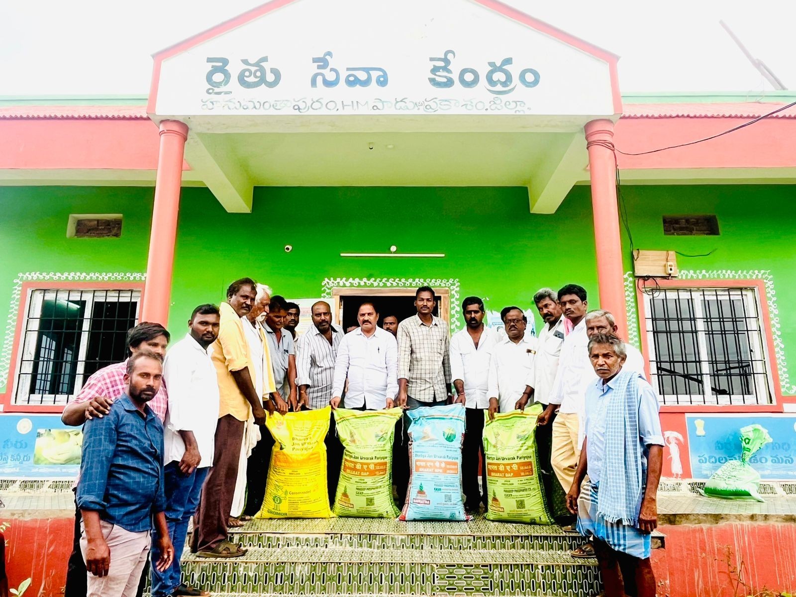 రైతులకు యూరియా పంపిణీ చేసిన ఏవో