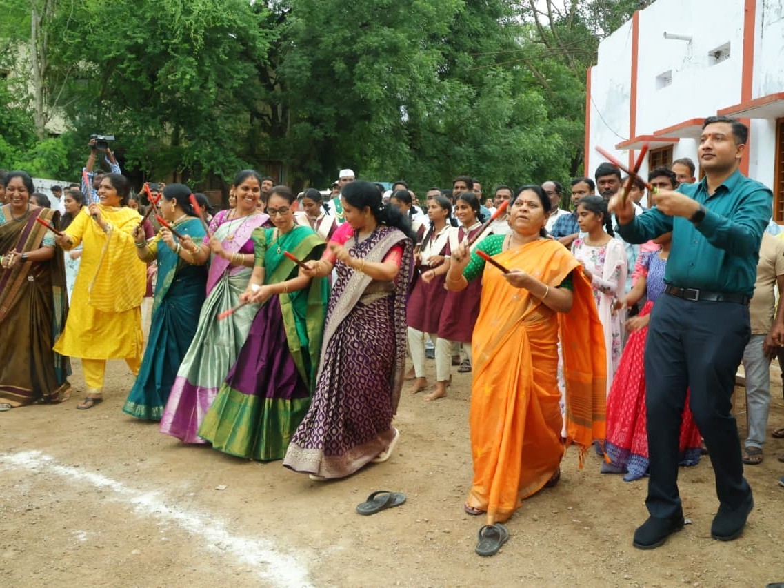 ‘మహిళలతో కలిసి కోలాటం ఆడిన కలెక్టర్’