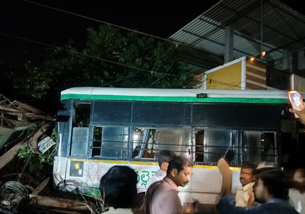 ఇంట్లోకి దూసుకెళ్లిన ఆర్టీసీ బస్సు