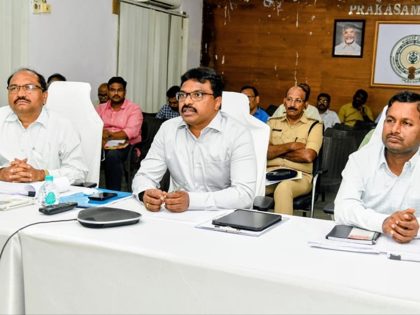 అర్జీదారులతో నిర్లక్ష్యంగా ప్రవర్తిస్తే కఠిన చర్యలు: కలెక్టర్