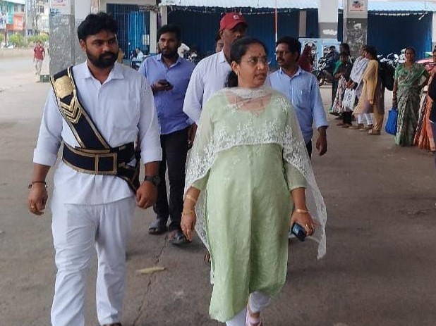 బస్ స్టాండ్‌ను పరిశుభ్రంగా తీర్చి దిద్దాలి: రాణి
