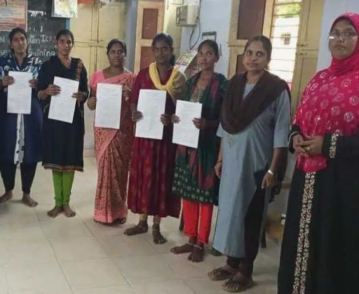 అంగన్‌వాడీ ఆయాలకు నియామక పత్రాలు అందజేత