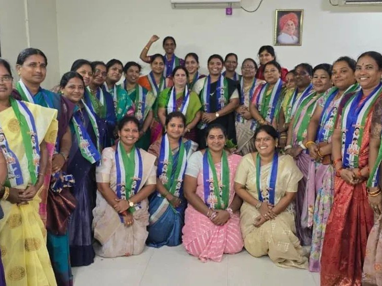 ‘మహిళలకు ఇచ్చిన హామీలు అమలు చేయాలి’
