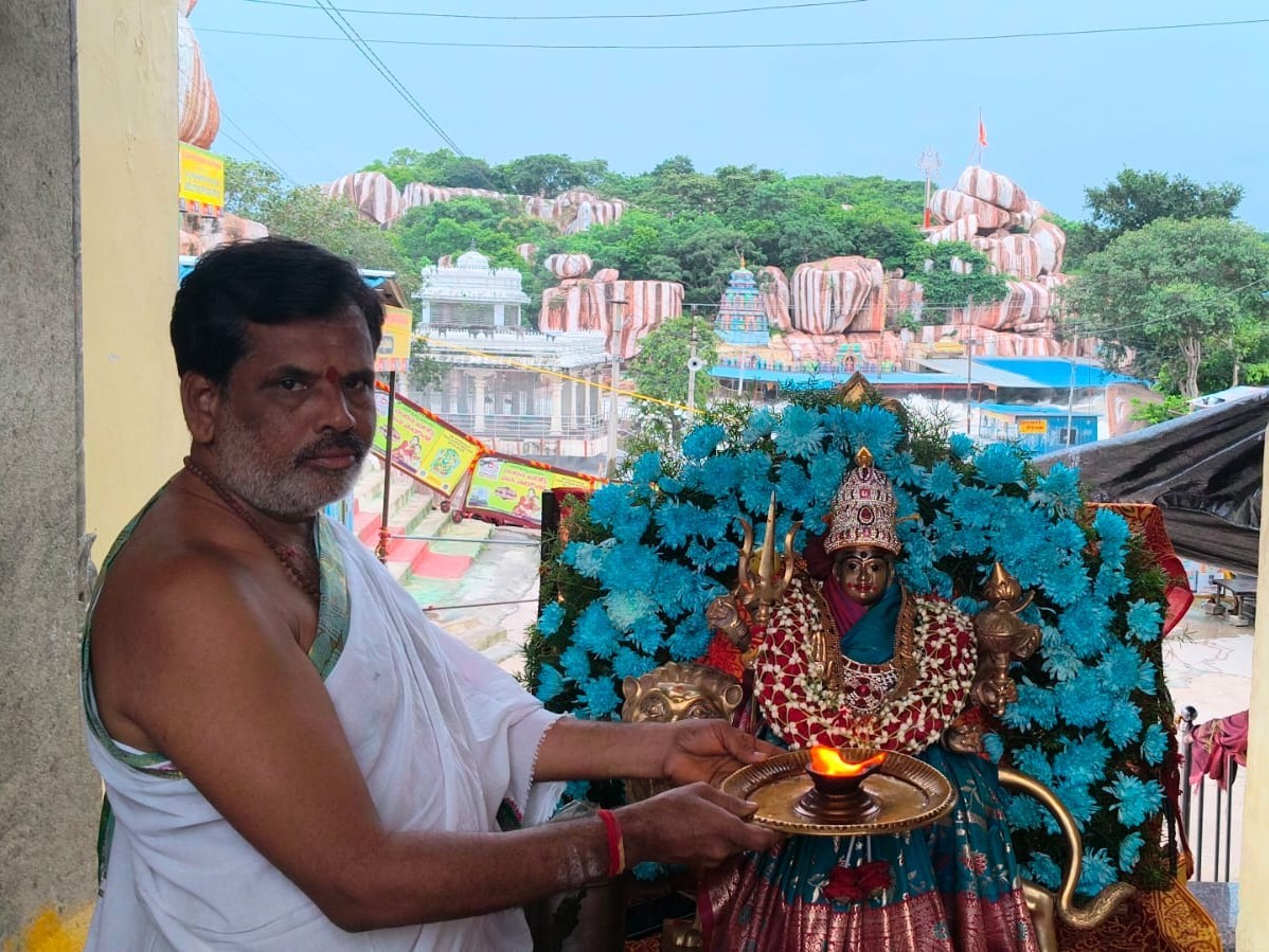 రాజగోపురంలో  వన దుర్గమ్మకు పూజలు