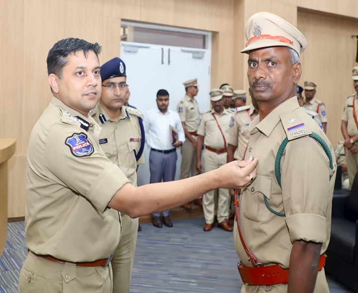 122 మందికి పతకాలను అందించిన సీపీ