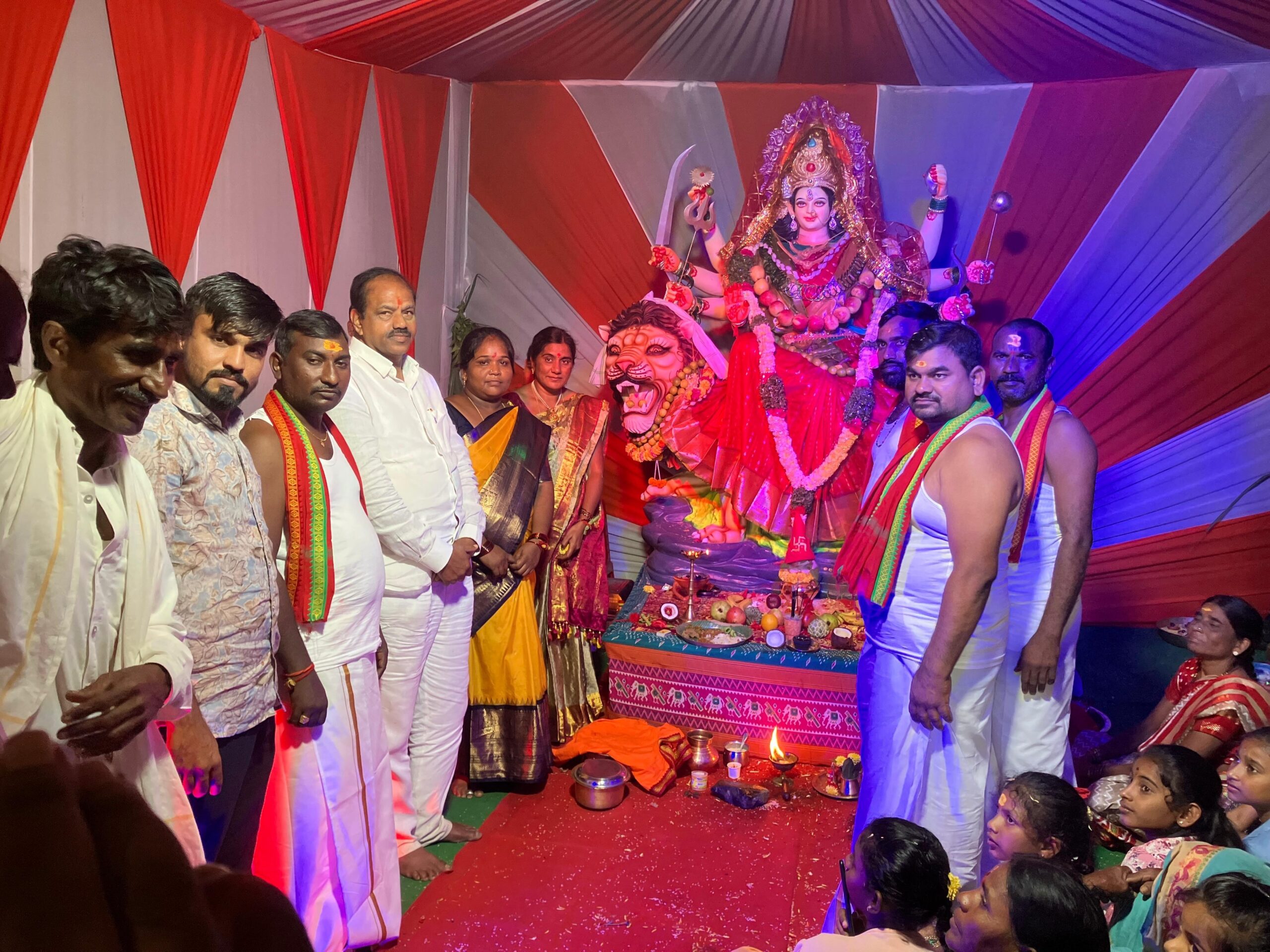 దుర్గా భవాని మాతను దర్శించుకున్న మాజీ ఎమ్మెల్యే