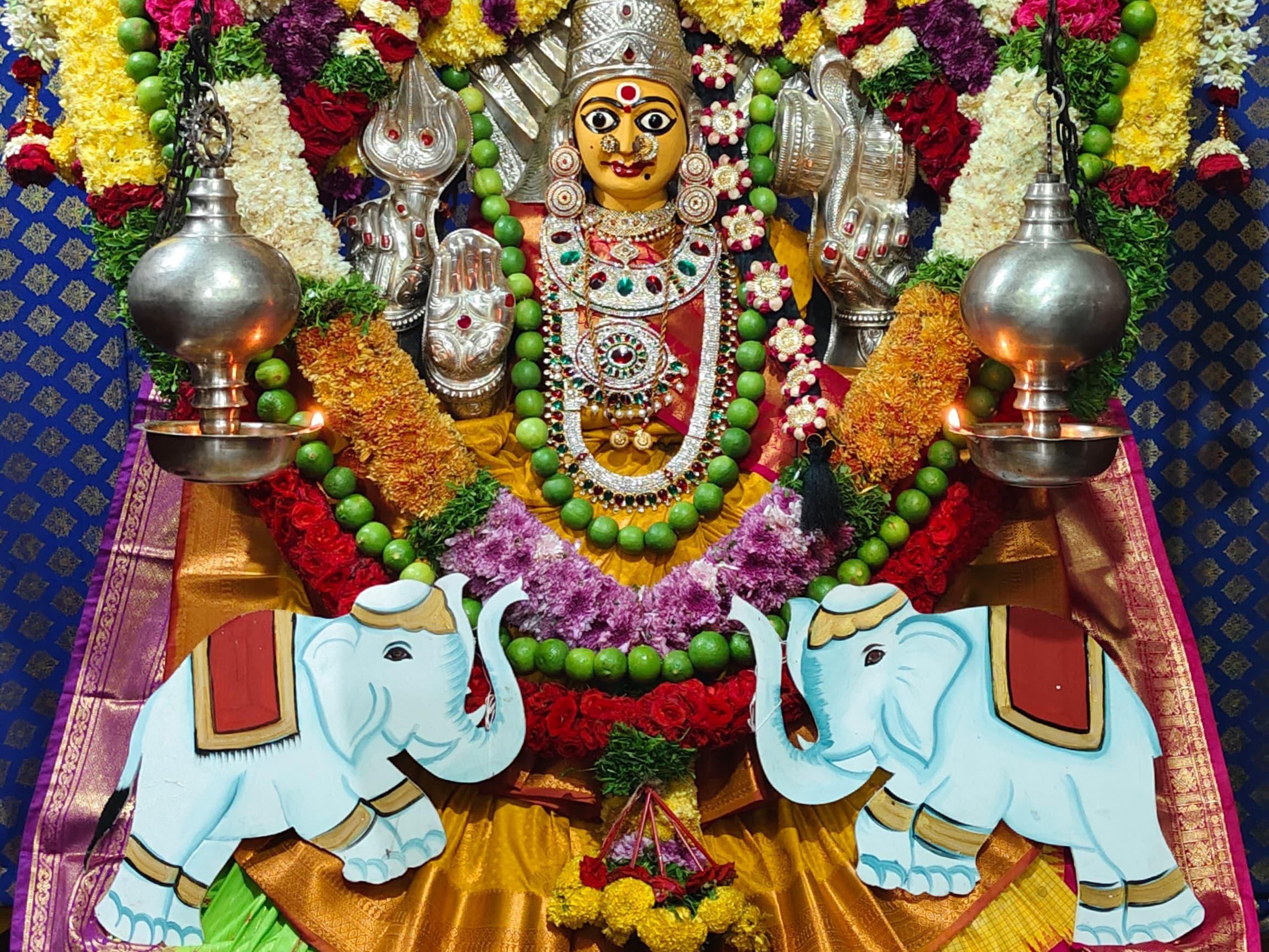 గజలక్ష్మి దేవి అలంకరణలో జమ్ములమ్మ