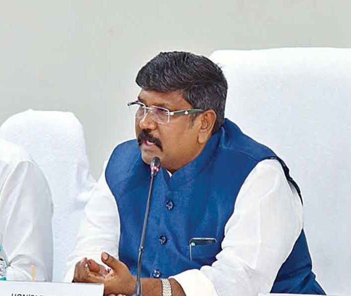 దుర్గగుడి దర్శనాలపై మండలి ఛైర్మన్ కీలక వ్యాఖ్యలు
