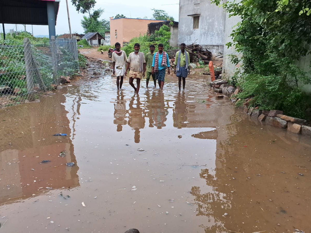 అమరవాయిలో వర్షపు నీరు.. గ్రామస్తులకు ఇబ్బందులు