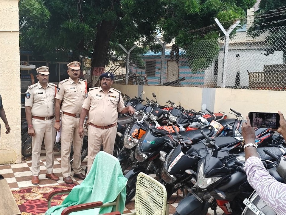 బైకుల దొంగల అరెస్ట్.. 35 వాహనాలు స్వాధీనం