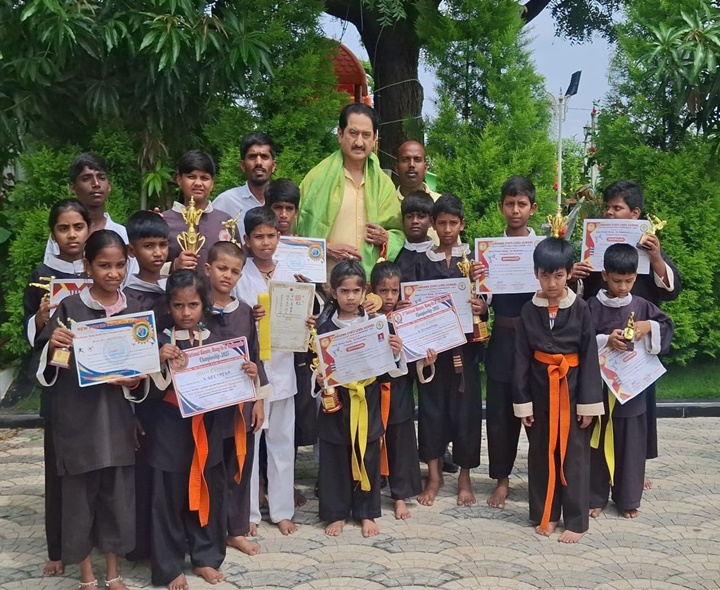 విద్యార్థులకు అవార్డులు అందించిన సినీ నటుడు సుమన్