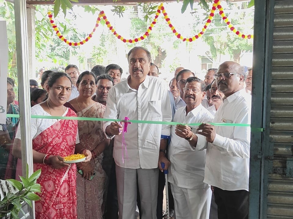 ఇందిర మహిళా శక్తి క్యాంటిన్ ప్రారంబించిన MLA