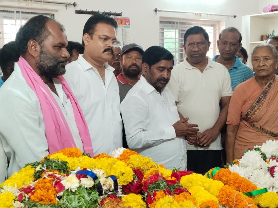 తిరుమలరావుకు నివాళులర్పించిన ఎమ్మెల్యే