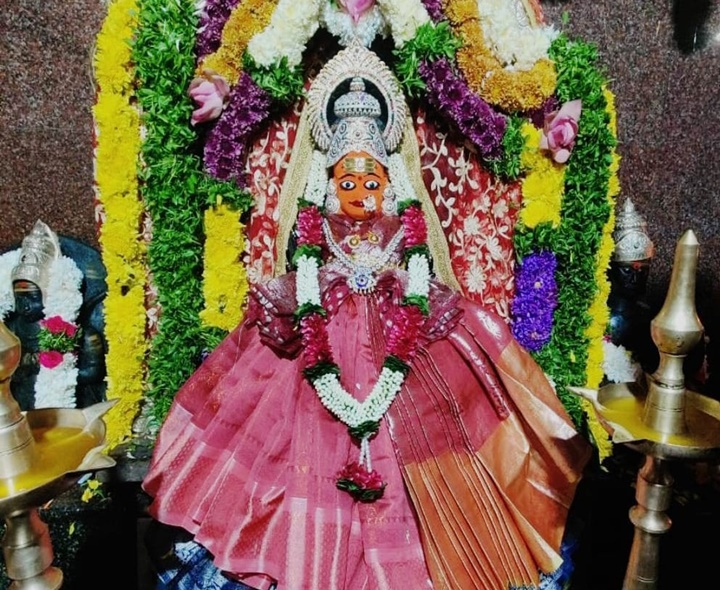 గాయత్రీ దేవి అలంకరణలో దర్శనమిచ్చిన అమ్మవారు