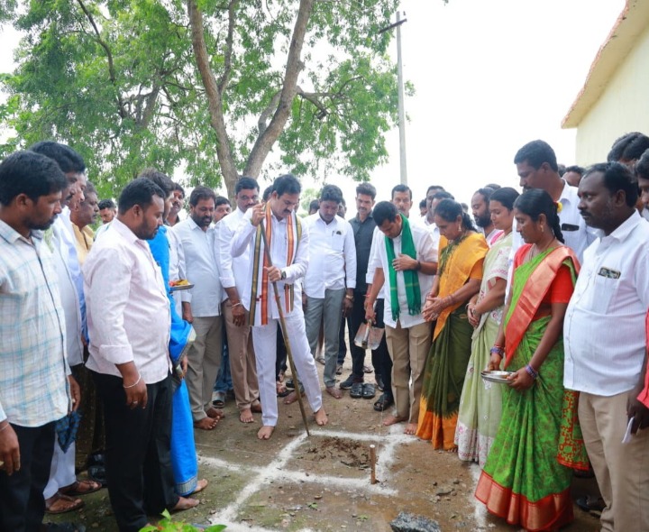 అంగన్‌వాడీ భవన నిర్మాణానికి భూమి పూజ
