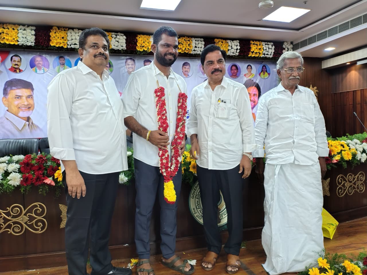 ప్రమాణ స్వీకారంలో పాల్గొన్న ఎమ్మెల్యే అమిలినేని