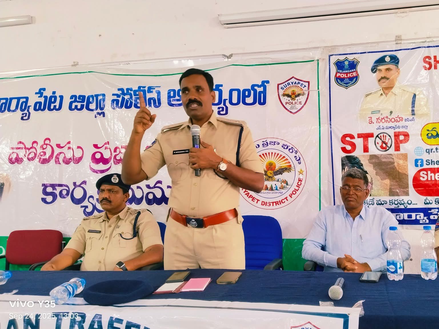పోలీసుల ఆధ్వర్యంలో అవగాహన కార్యక్రమం