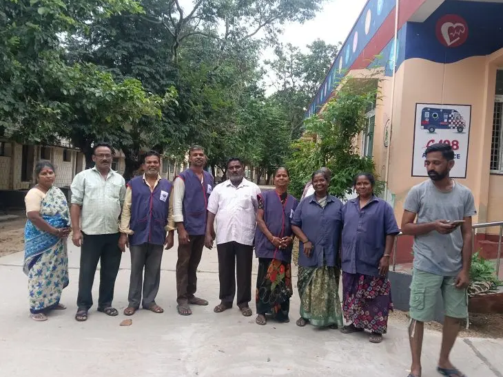 ఆసుపత్రి ఎదుట శానిటేషన్ సిబ్బంది నిరసన
