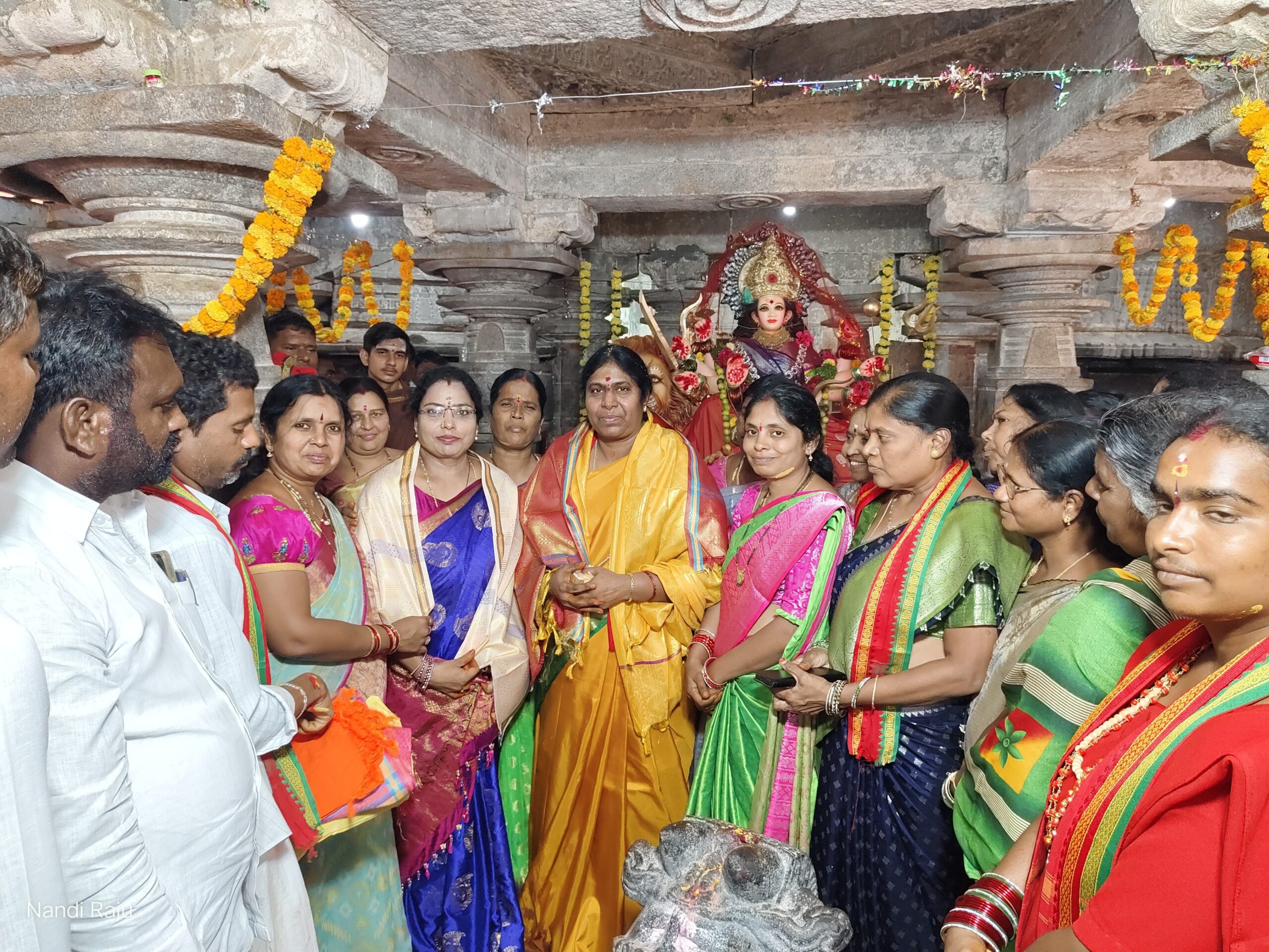దుర్గామాతను దర్శించుకున్న ఎమ్మెల్యే సతీమణి