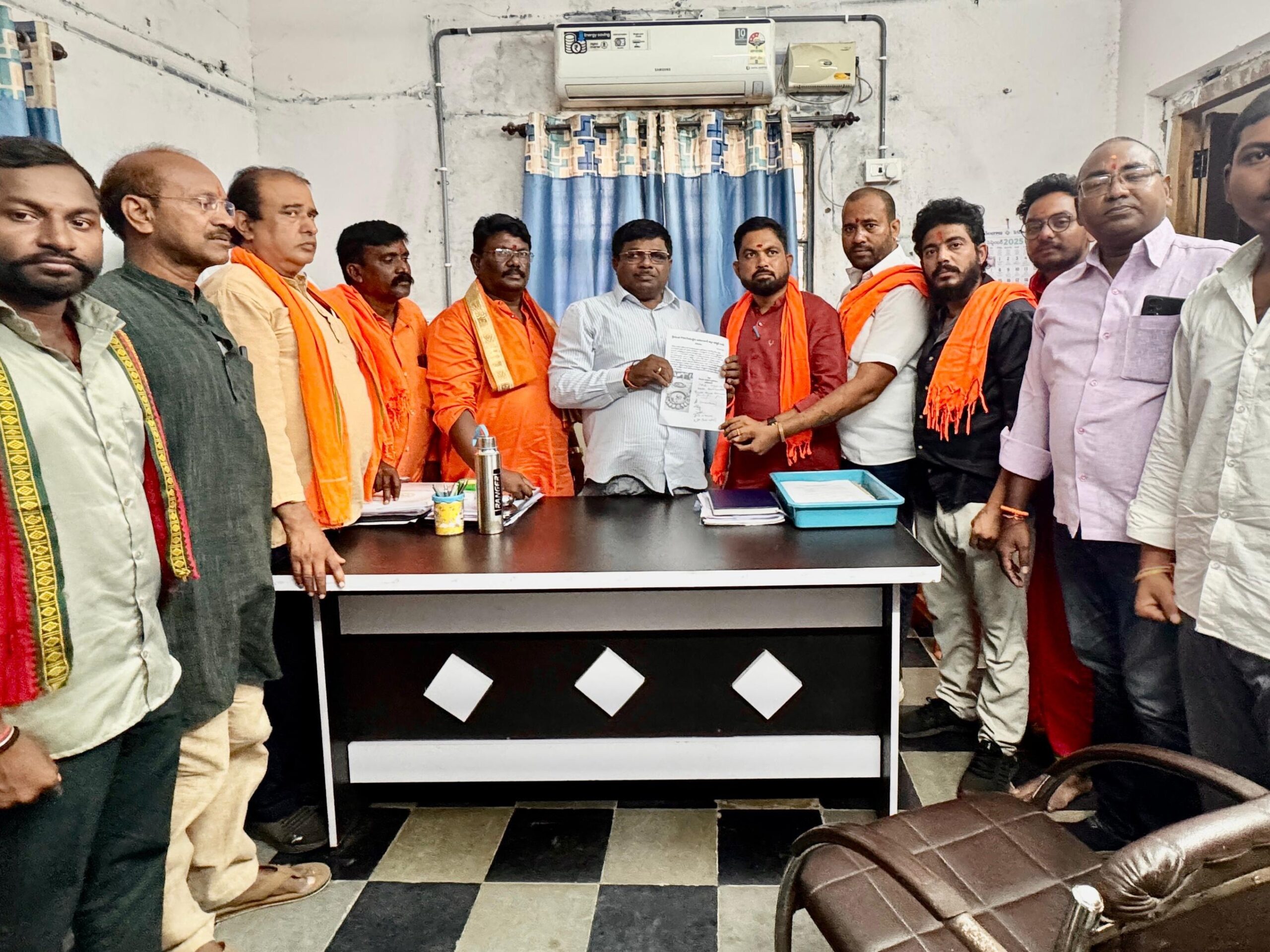 ‘పంచాయతీ కార్యదర్శిని విధుల్లో నుంచి తొలగించాలి’