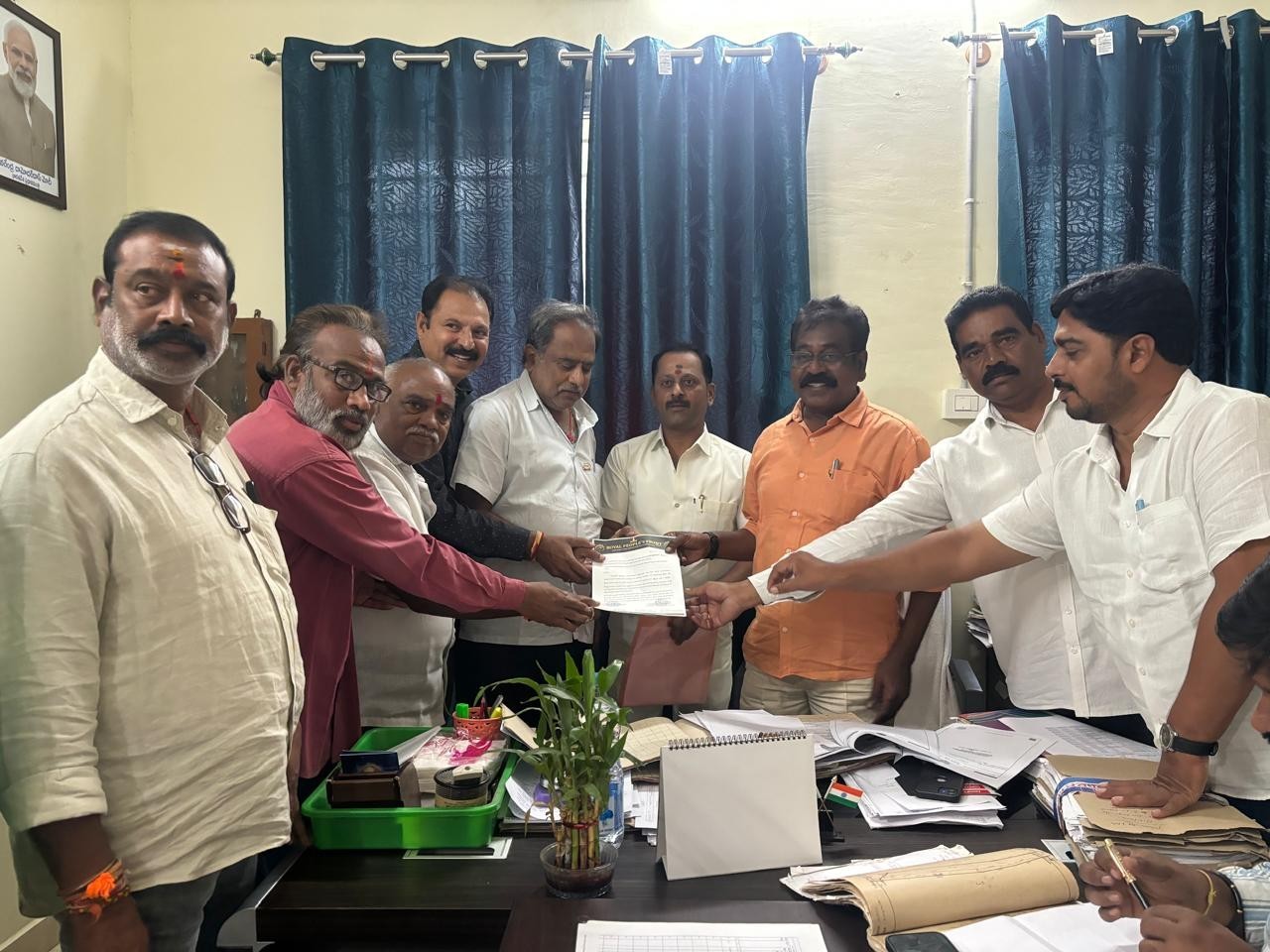 MROకు వినతి పత్రం అందజేసిన బలిజ కుల పెద్దలు