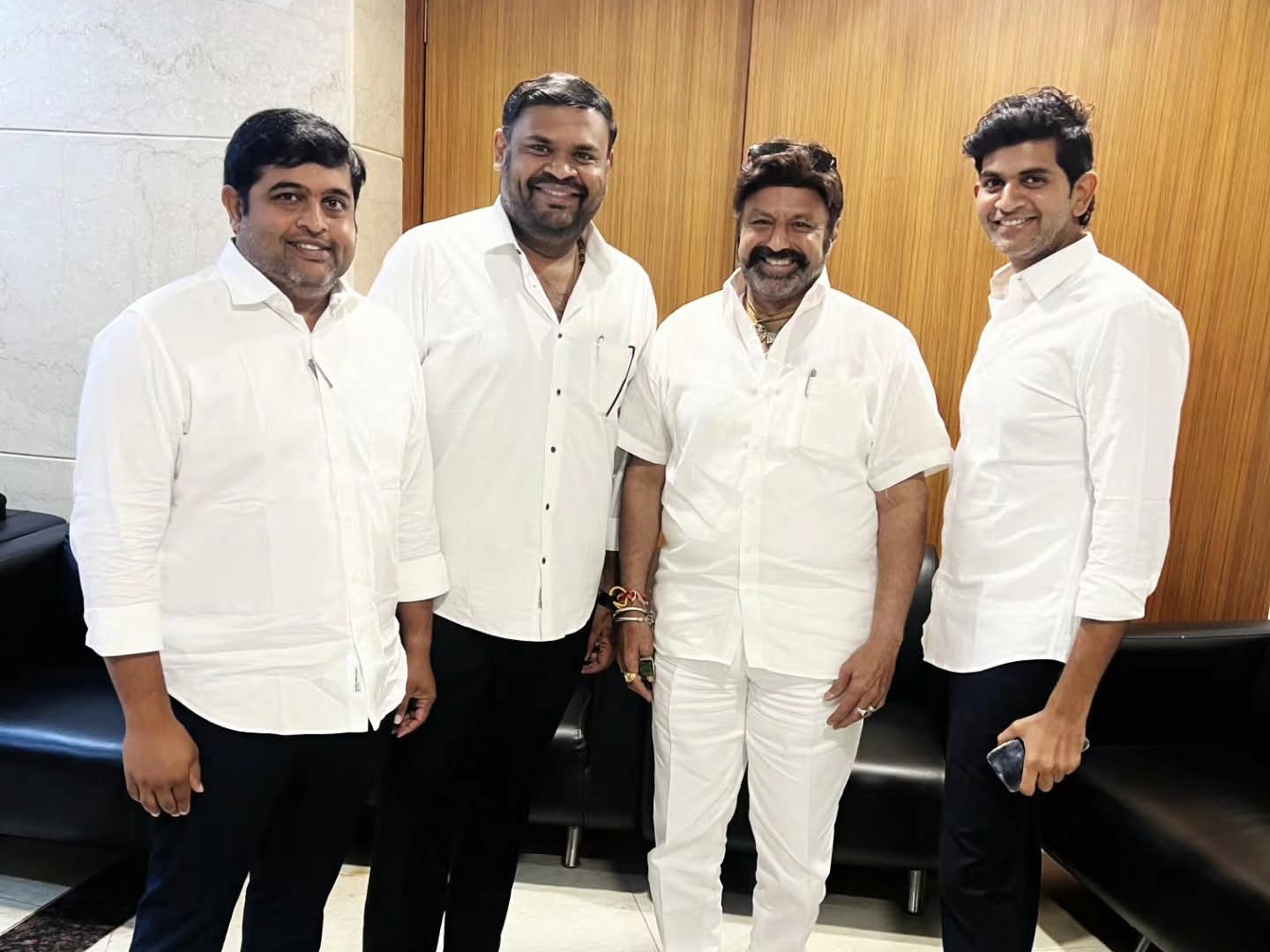 బాలయ్యను కలిసిన తాడిపత్రి ఎమ్మెల్యే