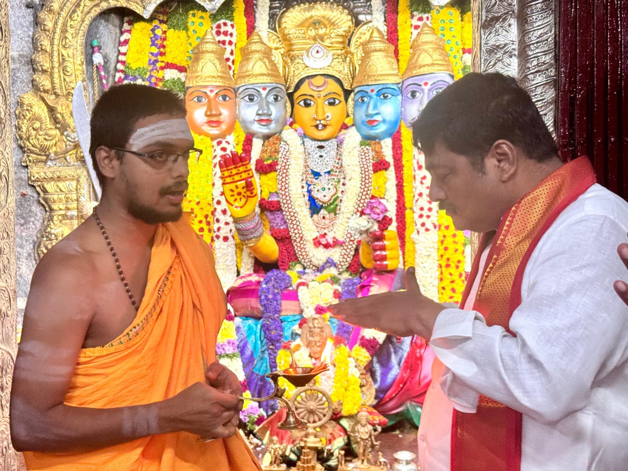 భద్రకాళి ఆలయంలో మాజీ ఎమ్మెల్యే పూజలు