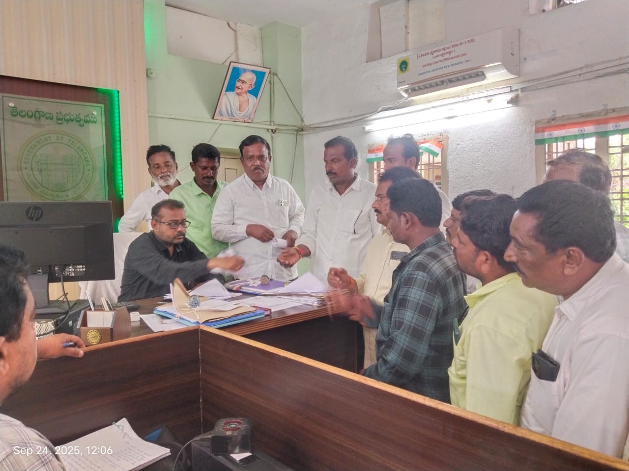 ఇందిరమ్మ ఇళ్లు మంజూరు చేయాలని కోరుతూ వినతి