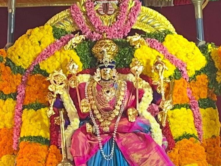 ధైర్యలక్ష్మిగా శ్రీ ఆదిలక్షమ్మ