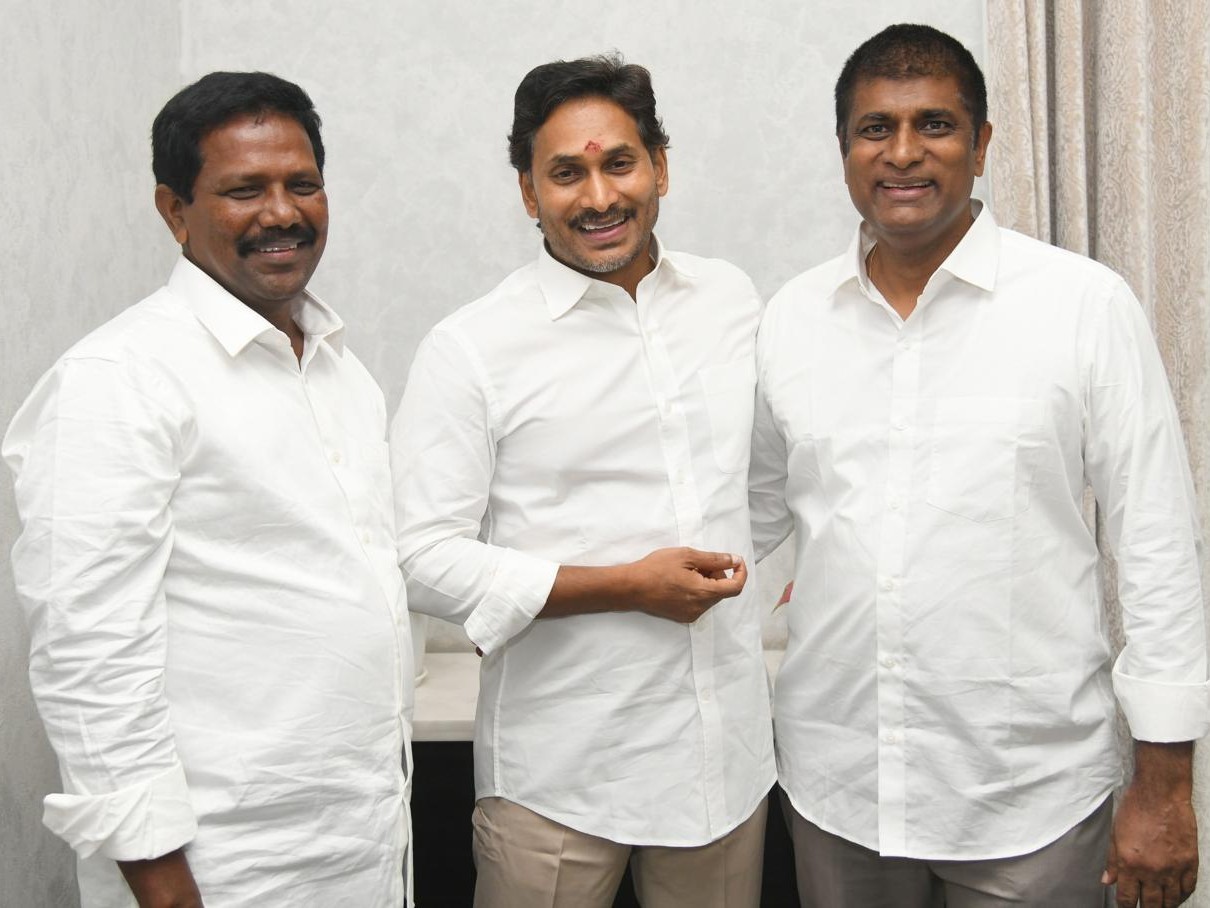 మాజీ సీఎంను కలిసిన మాజీ ఎమ్మెల్యేలు