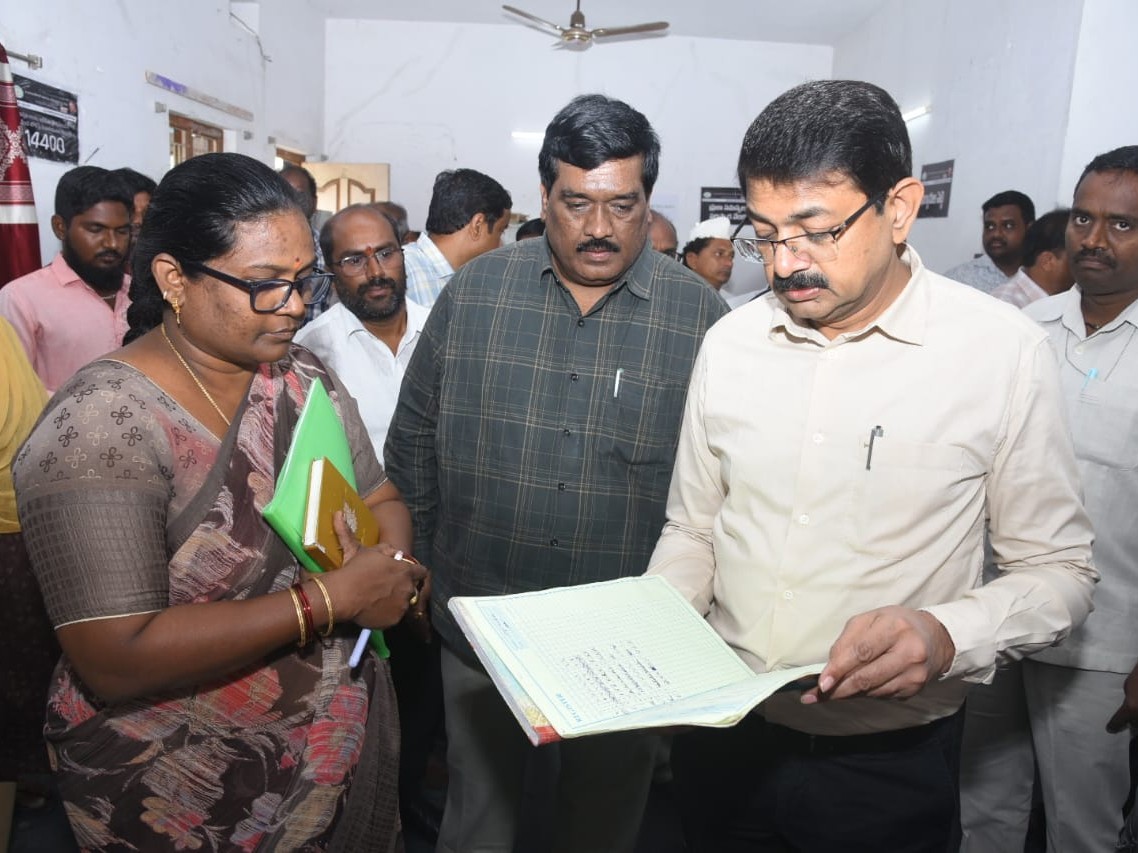 సచివాలయాన్ని తనిఖీ చేసిన కలెక్టర్