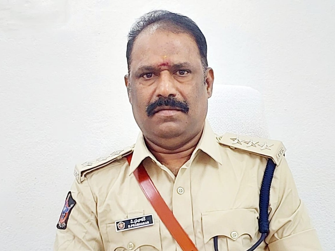 బంగారుపాళ్యంలో ఇద్దరు పోలీసులపై కేసు నమోదు
