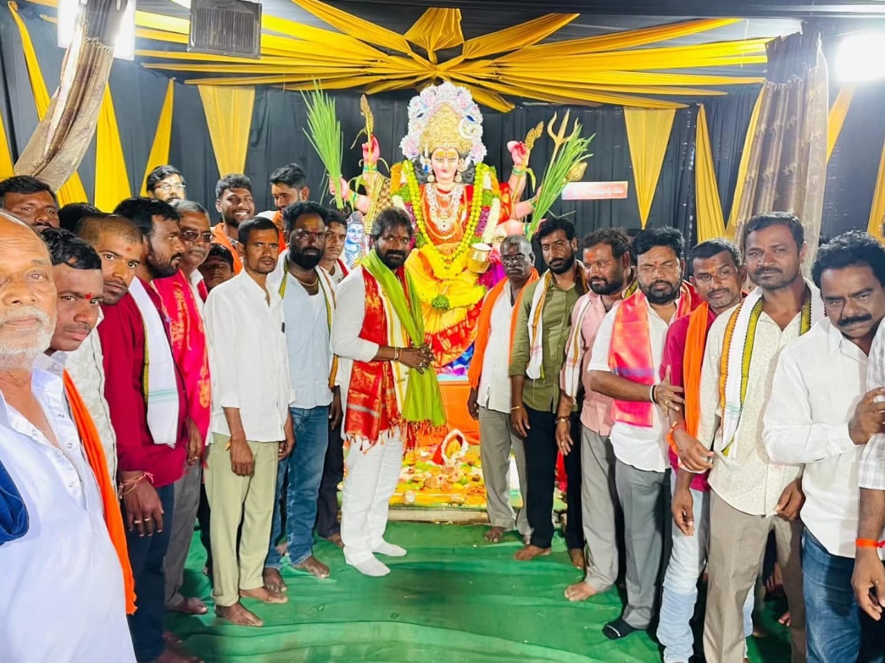 దుర్గమ్మ ఆశీస్సులు నియోజకవర్గ ప్రజలపై ఉండాలి: మాజీ మంత్రి