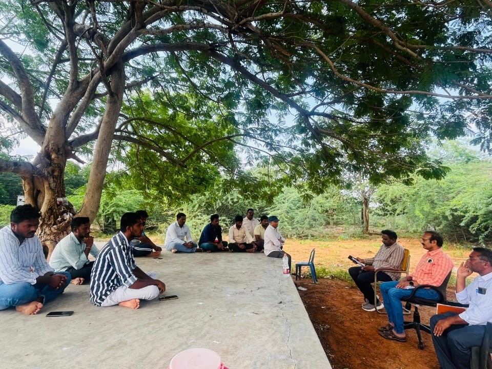 విద్యుత్ శాఖపై సమీక్ష నిర్వహించిన ఈఈ