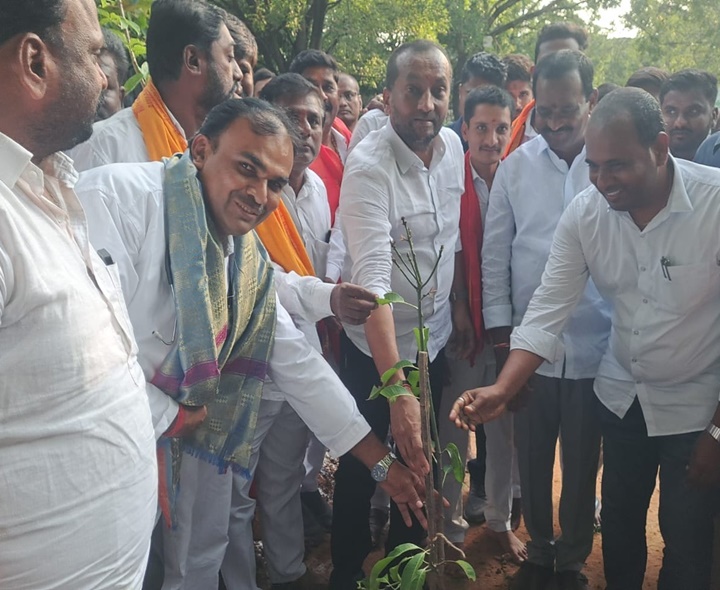 తూప్రాన్‌లో మొక్కలు నాటిన ఎంపీ