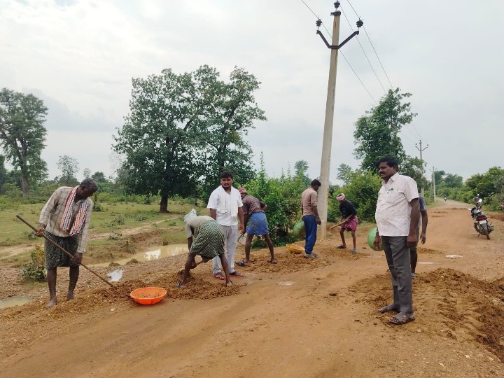 గుంతలమయమైన రోడ్డుకు మరమ్మతులు