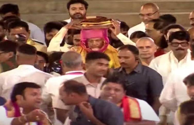 శ్రీవారికి పట్టువస్త్రాలు సమర్పించిన చంద్రబాబు