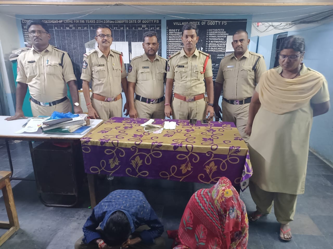 గుత్తిలో ఇద్దరు మట్కా బీటర్ల అరెస్టు