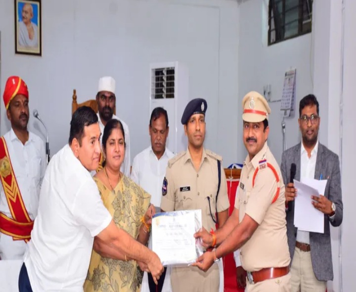 లోక్‌ అదాలత్ విజయానికి సహకరించిన అధికారులకు సత్కారం