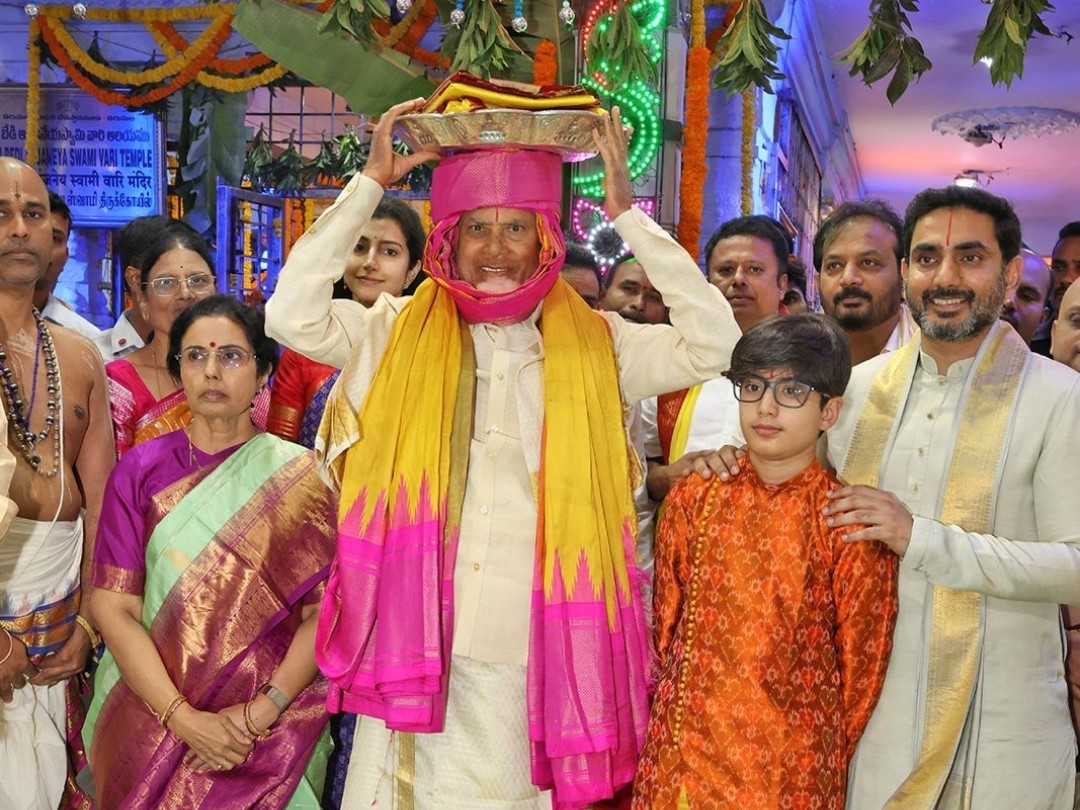 శ్రీవారికి పట్టువస్త్రాలు సమర్పించిన సీఎం
