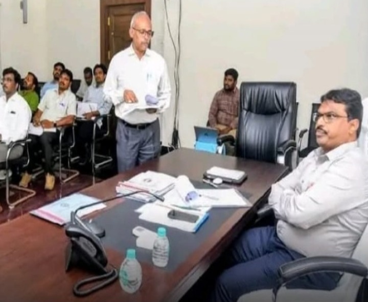 మున్సిపాలిటీలపై సమీక్షించిన కలెక్టర్
