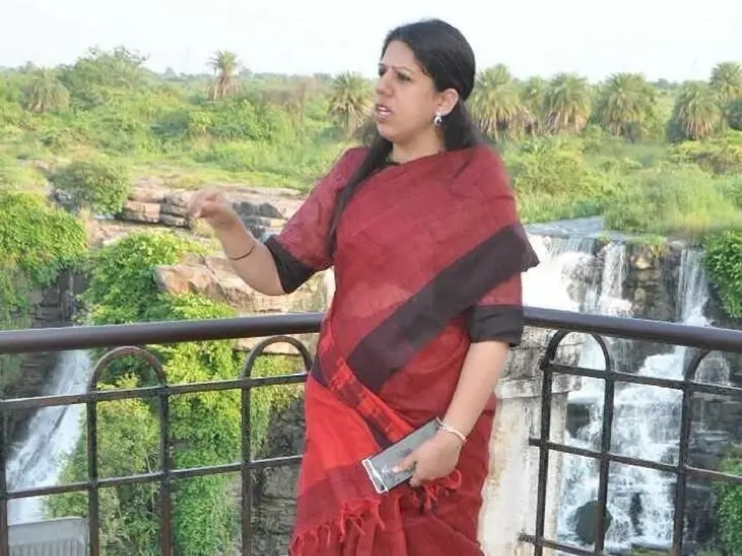 ఎత్తిపోతల జలపాతాన్ని సందర్శించిన కలెక్టర్
