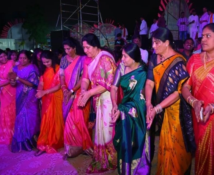 బతుకమ్మ వేడుకల్లో పాల్గొన్న మాజీ మంత్రి, మాజీ ఎంపీ