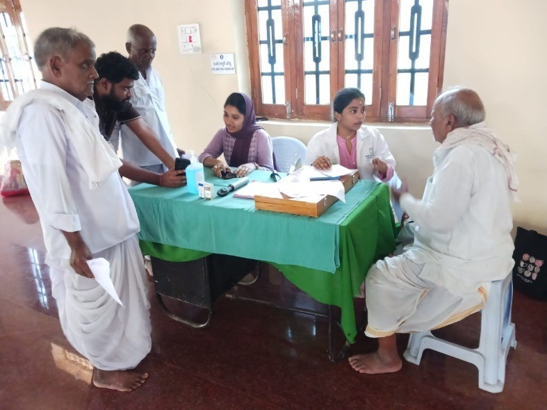 నాగంబొట్లపాలెంలో మందుల పంపిణీ