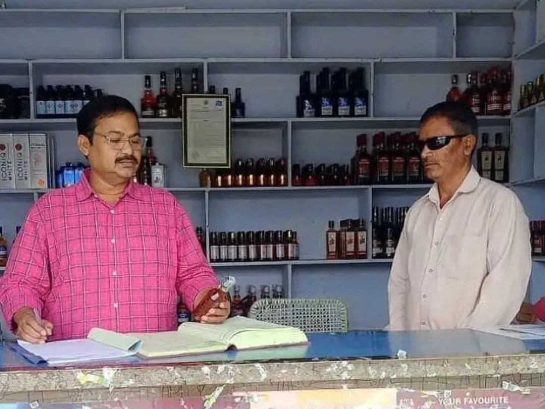ఈపూరు మద్యం షాపుల్లో ఎక్సైజ్ అధికారుల తనిఖీలు